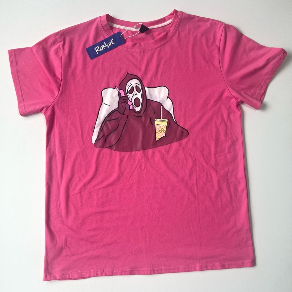 NWT • Women’s ROMWE Ghostface Graphic T-shirt • Size Large • Dark Pink 🩷👻